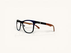 Anteojos de titanio negro con varillas de madera natural vista lateral - Fibra Eyewear