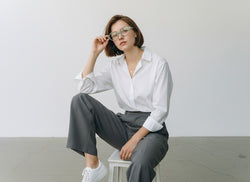 Mujer con anteojos ópticos Fibra Eyewear Ovo Class en acetato color verde salvia, estilo elegante y minimalista.