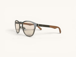 Anteojos Fibra Eyewear Gogo Natural Mate de titanio puro con varillas de madera natural en acabado mate.