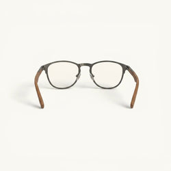 Anteojos Fibra Eyewear Gogo de titanio mate con varillas de madera natural, diseño óptico ultraliviano.